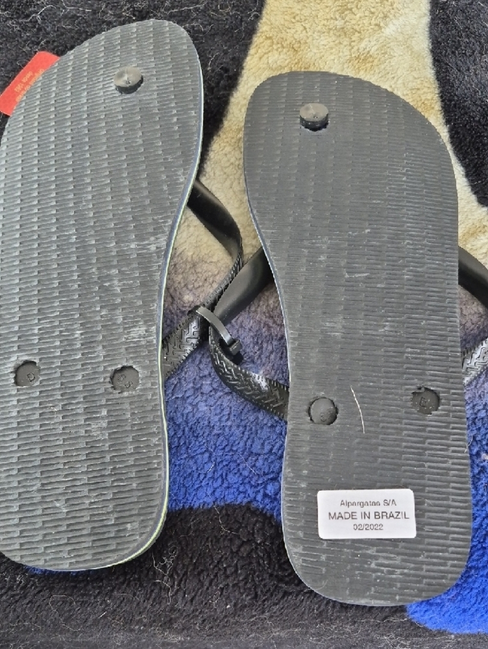 Havaianas Men's Black Flip Flops with Green and Yellow Brazilian Flag Detail - Picture 4 of 6